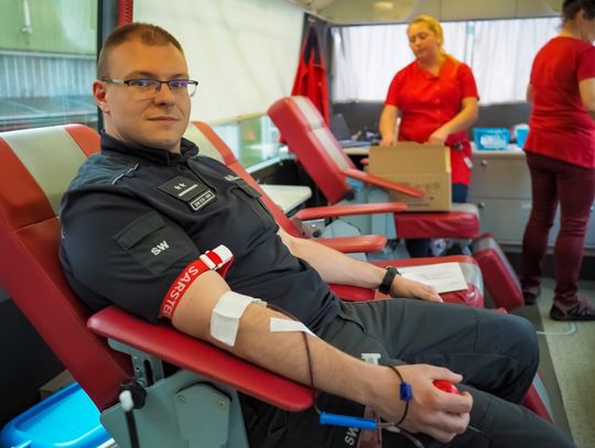 Mundurowi i mieszkańcy Strzelec Opolskich dzielili się najcenniejszym darem Mundurowi i mieszkańcy Strzelec Opolskich dzielili się najcenniejszym darem