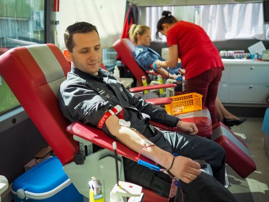 Mundurowi i mieszkańcy Strzelec Opolskich dzielili się najcenniejszym darem Mundurowi i mieszkańcy Strzelec Opolskich dzielili się najcenniejszym darem