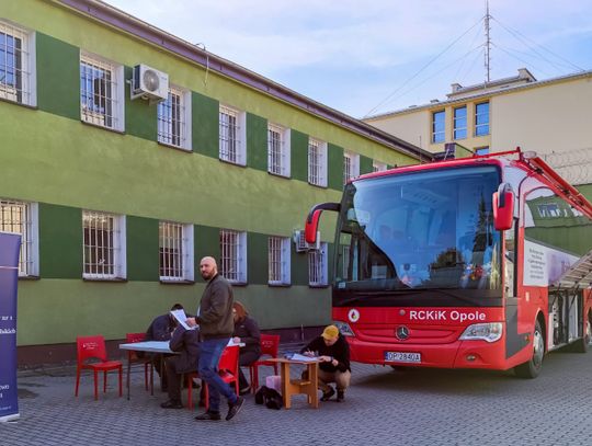 Mundurowi i mieszkańcy Strzelec Opolskich dzielili się najcenniejszym darem Mundurowi i mieszkańcy Strzelec Opolskich dzielili się najcenniejszym darem