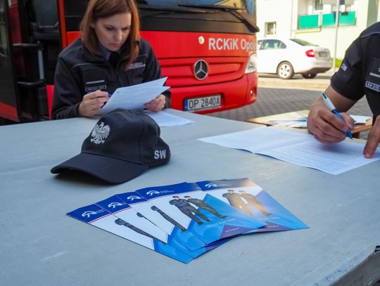 Mundurowi i mieszkańcy Strzelec Opolskich dzielili się najcenniejszym darem Mundurowi i mieszkańcy Strzelec Opolskich dzielili się najcenniejszym darem