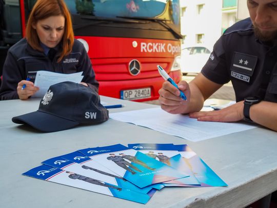 Mundurowi i mieszkańcy Strzelec Opolskich dzielili się najcenniejszym darem Mundurowi i mieszkańcy Strzelec Opolskich dzielili się najcenniejszym darem