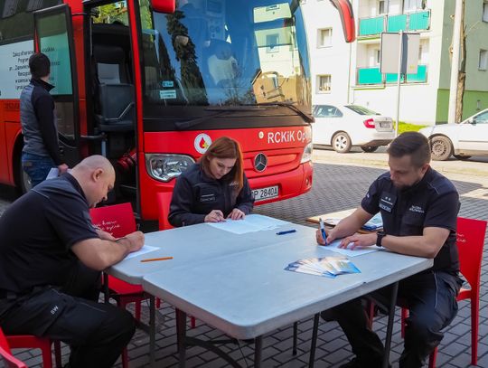 Mundurowi i mieszkańcy Strzelec Opolskich dzielili się najcenniejszym darem Mundurowi i mieszkańcy Strzelec Opolskich dzielili się najcenniejszym darem