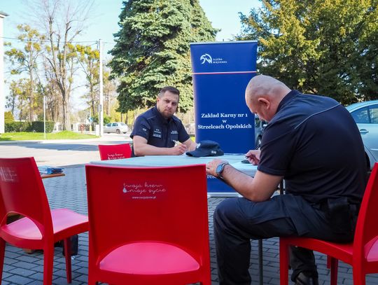 Mundurowi i mieszkańcy Strzelec Opolskich dzielili się najcenniejszym darem Mundurowi i mieszkańcy Strzelec Opolskich dzielili się najcenniejszym darem
