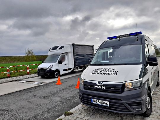 Mnóstwo przeciążonych busów na drogach i autobus z groźną usterką