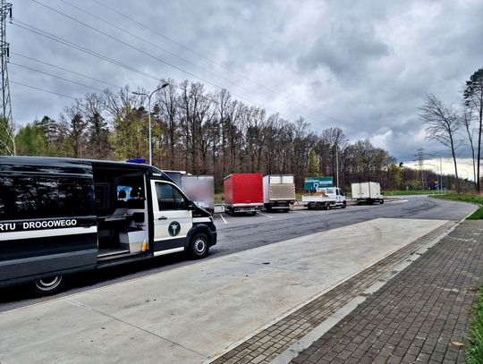 Mnóstwo przeciążonych busów na drogach i autobus z groźną usterką