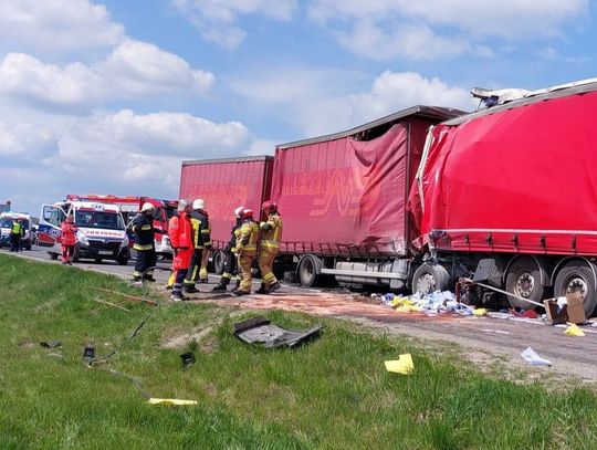 Wypadek na autostradzie A4. Zderzenie trzech tirów. Jedna osoba nie żyje