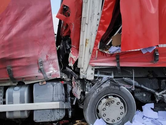 Wypadek na autostradzie A4. Zderzenie trzech tirów. Jedna osoba nie żyje