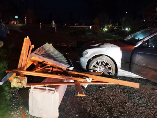 Pijany kierowca BMW uciekał przed policją. Rajd zakończył na płocie jednego z domów w gminie Izbicko