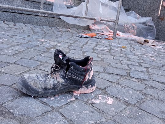 Wypadek przy ratuszu w Strzelcach Opolskich. Pracownicy spadli z rusztowania