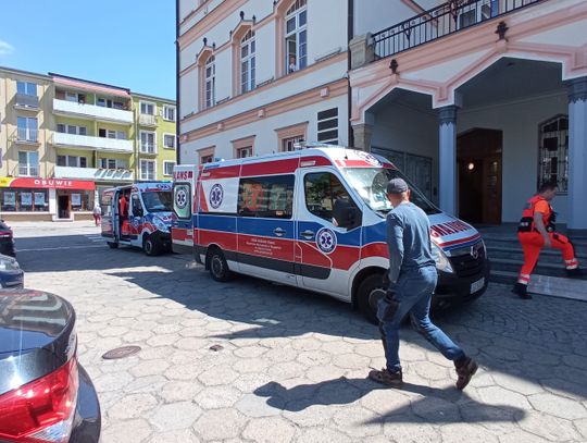 Wypadek przy ratuszu w Strzelcach Opolskich. Pracownicy spadli z rusztowania