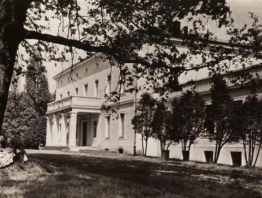 Pałac w Błotnicy Strzeleckiej wystawiony na sprzedaż