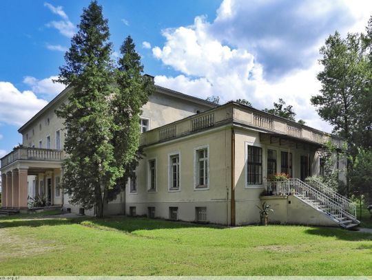 Pałac w Błotnicy Strzeleckiej wystawiony na sprzedaż