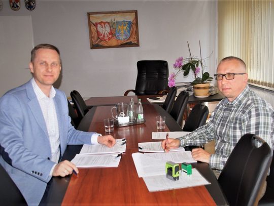 Burmistrz Łukasz Jastrzembski podpisał umowy na wykonanie inwestycji drogowych