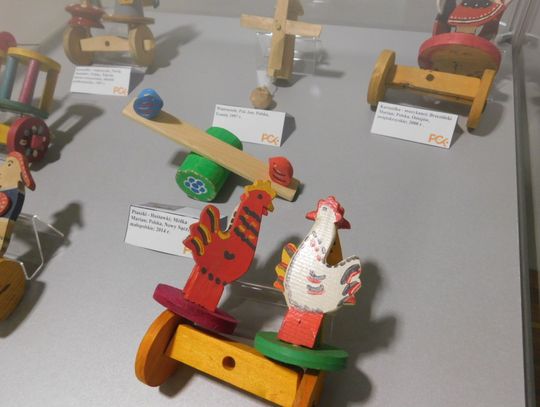 Wystawa zabawek etnograficznych w PCK w Strzelcach Opolskich
