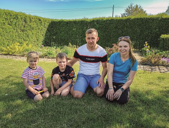 Maciej i Wojciech wraz z rodzicami Michałem i Anną aktywnie spędzają czas w ogrodzie