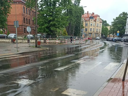 Wystarczą niewielkie odpady i ulica Marka Prawego w Strzelcach Opolskich zamienia się w wielką kałużę