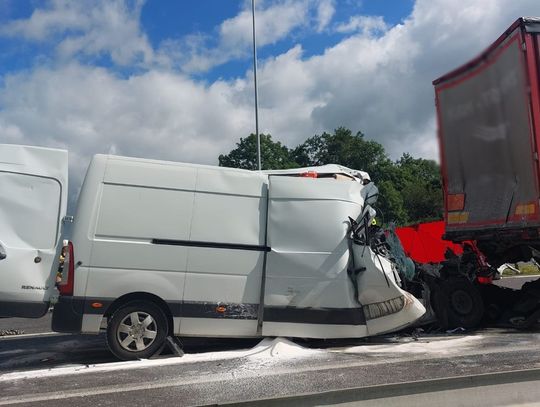Śmiertelny wypadek na autostradzie A4. Bus wbił się w samochód ciężarowy
