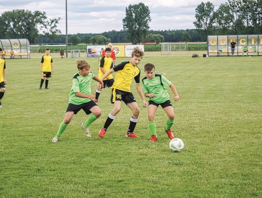 Hattrick Maksymiliana Hasteroka (w żółtej koszulce) przesądził o wygranej w meczu młodzików pomiędzy Jednością Rozmierka a Rzemiosłem Dziewkowice