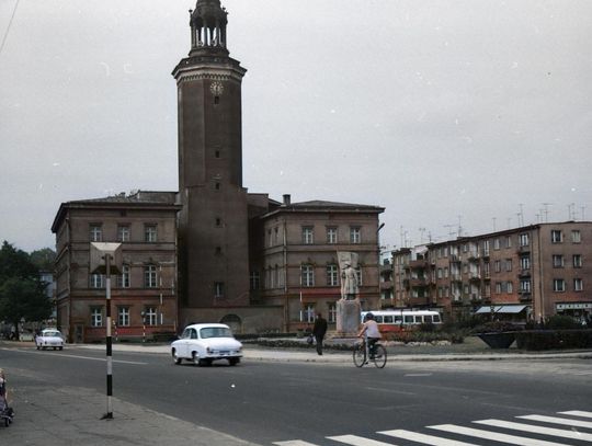Strzelce Opolskie 50 lat temu - widok na zabudowania w rynku