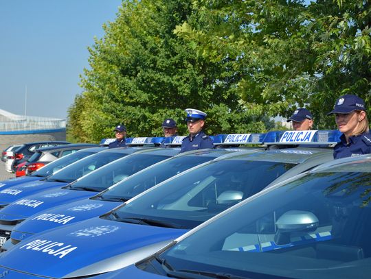 Osiem samochodów Suzuki Swace zasiliło flotę opolskiej policji