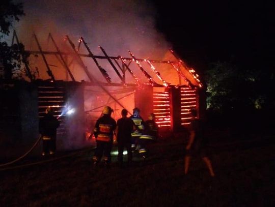 Pożar stodoły w Krośnicy. W akcji siedem zastępów straży pożarnej