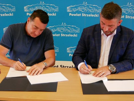 Robert Białdyga i Janusz Żyłka podpisują umowę