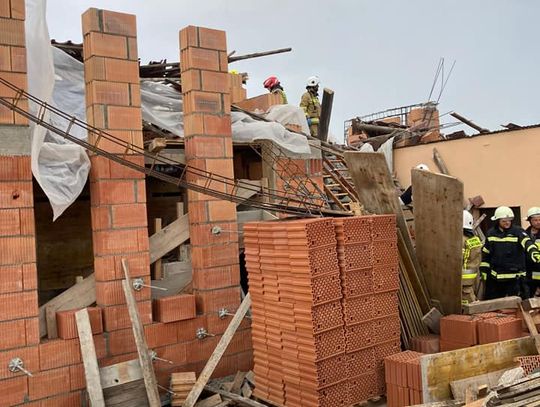 Tragiczny wypadek w Kadłubcu. Zawalił się dach domu. Nie żyje 17-latek