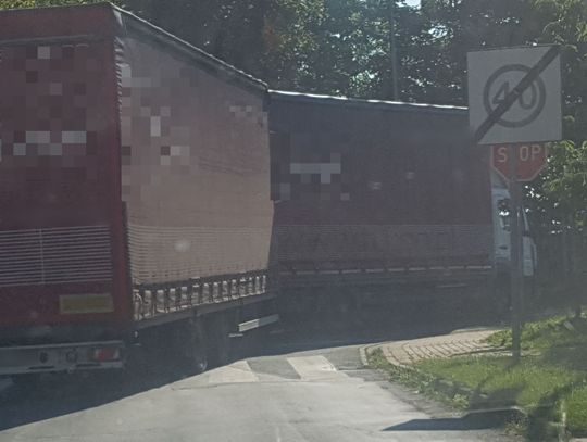 Szymiszów - pojazdy ciężarowe skracają sobie drogę przez miejscowość
