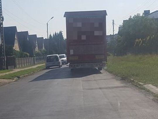 Szymiszów - pojazdy ciężarowe skracają sobie drogę przez miejscowość