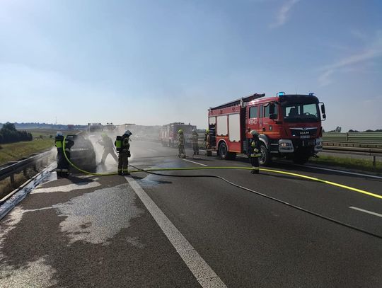 Pożar samochodu na 267 km autostrady A4. Od auta zapaliło się pobocze