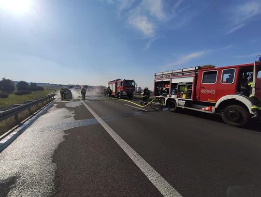 Pożar samochodu na 267 km autostrady A4. Od auta zapaliło się pobocze