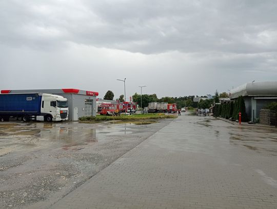 Woda zalewa stację paliw na trasie Nakło-Izbicko