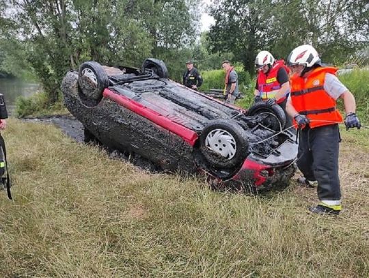 Fiat wydobyty z Odry w Obrowcu. Wewnątrz było ciało