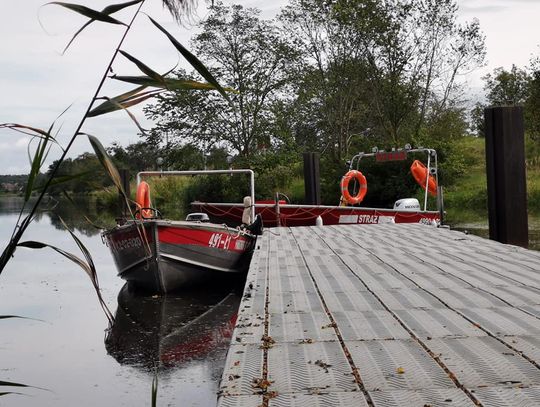 Śnięte ryby w Kanale Gliwickim. W patrolach i odławianiu uczestniczą strażacy z powiatu strzeleckiego