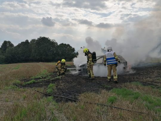 Na ściernisku na Górze św. Anny palił się samochód osobowy