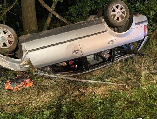 Wypadek na autostradzie A4 pod Strzelcami Opolskimi. Volkswagen wypadł z drogi i dachował