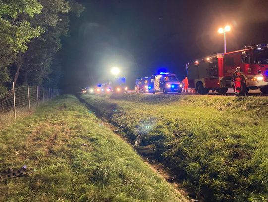 Wypadek na autostradzie A4 pod Strzelcami Opolskimi. Volkswagen wypadł z drogi i dachował