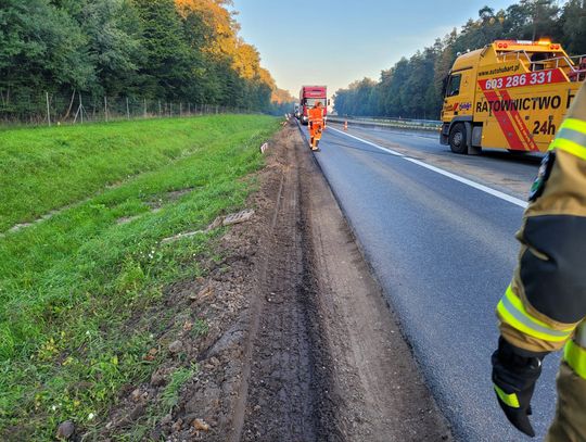 Cieżarówka jadąca autostradą A4 po węgiel wywróciła się pod Strzelcami Opolskimi