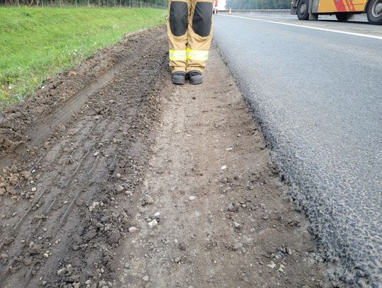 Cieżarówka jadąca autostradą A4 po węgiel wywróciła się pod Strzelcami Opolskimi