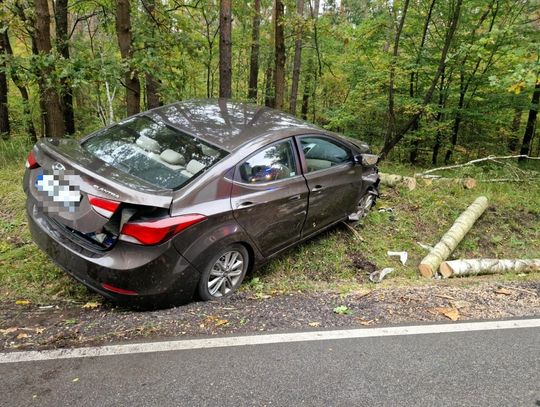 Wypadek na trasie Zawadzkie - Kolonowskie. Hyundai wypadł z drogi i dachował