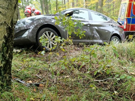 Wypadek na trasie Zawadzkie - Kolonowskie. Hyundai wypadł z drogi i dachował