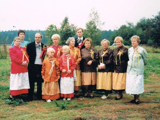 Zdjęcie z pierwszego występu Suskich Skowronków na dożynkach w Szymiszowie