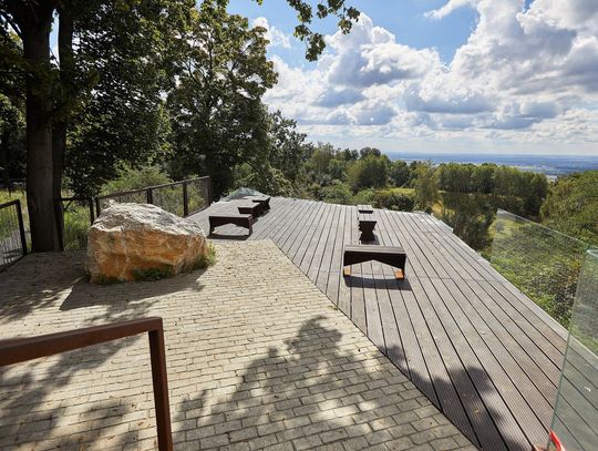 Zniszczyli taras widokowy na Górze św. Anny. Akt wandalizmu nagrali smartfonem Zniszczyli taras widokowy na Górze św. Anny. Akt wandalizmu nagrali smartfonem