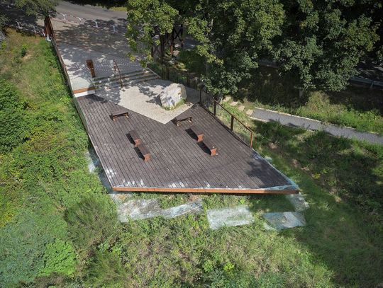 Zniszczyli taras widokowy na Górze św. Anny. Akt wandalizmu nagrali smartfonem Zniszczyli taras widokowy na Górze św. Anny. Akt wandalizmu nagrali smartfonem