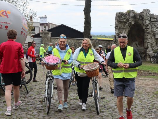 Pątnicy z całego regionu zmierzali na rowerach na Górę św. Anny