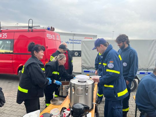 Strażacy z OSP Zalesie Śląskie ugościli konwoje z darami dla Ukrainy