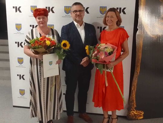 Nagrodzone przez marszałka Agnieszka Kozłowska (po lewej) i Halina Kajstura (po prawej) z Centrum Kształcenia Zawodowego i Ustawicznego w Strzelcach Opolskich razem z wicestarostą Waldemarem Gaidą
