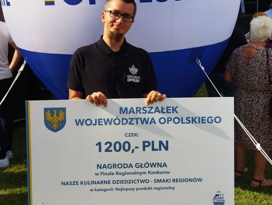 Piwowar Łukasz z Browaru Opolskiego w Krośnicy z nagrodą za trunek, który zdobył uznanie