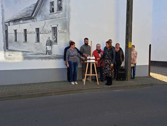 Wspólnie z rodzinami odsłaniano murale w Gąsiorowicach