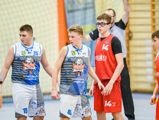 Artur Dombrowski (w środku)